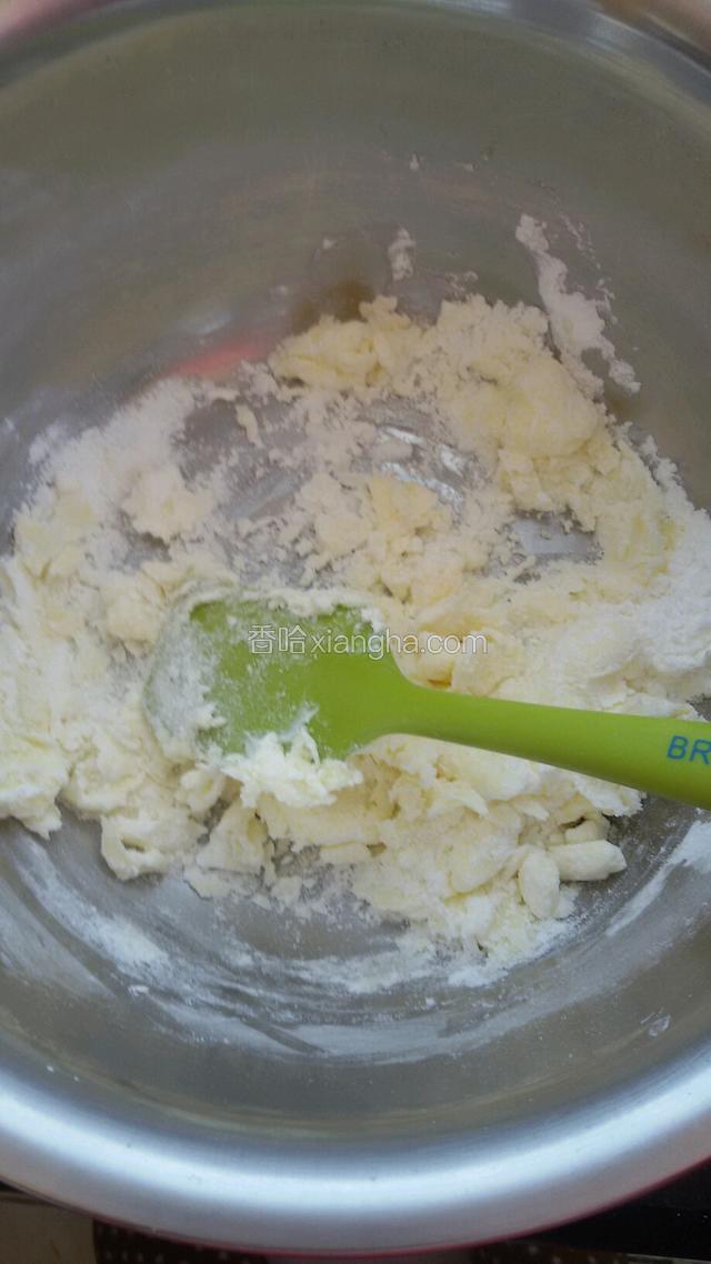 用刮刀拌匀，以免用打蛋器打糖粉乱飞。