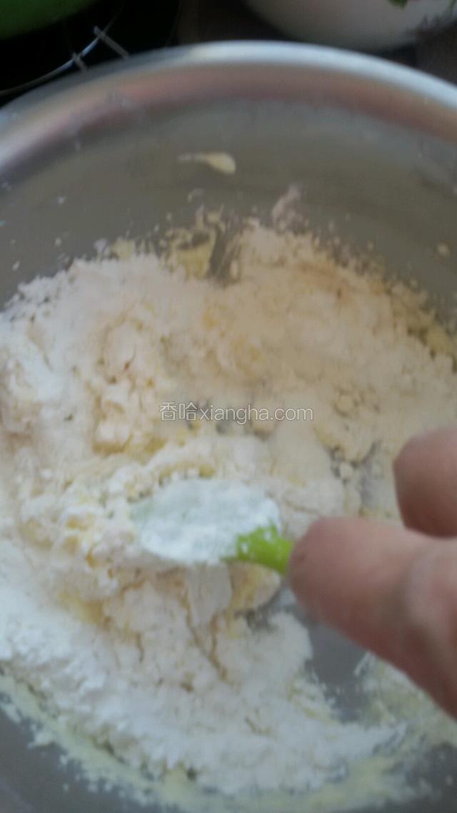 用刮刀，翻拌匀，不要画圈，以免面粉上劲。