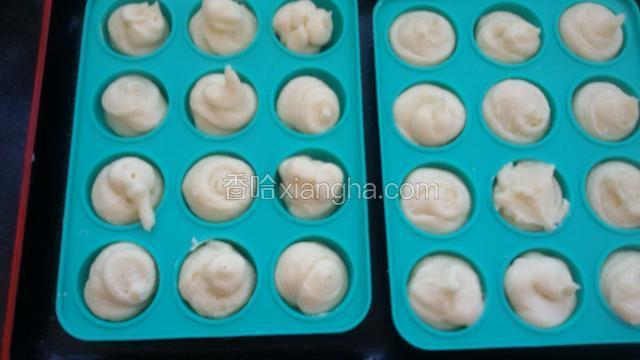 把模具拿出来，把面团挤入模具里，要满。