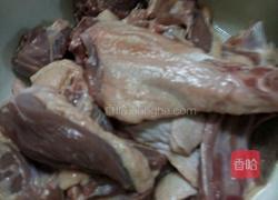 竹荪枸杞母鸭汤的做法图解1