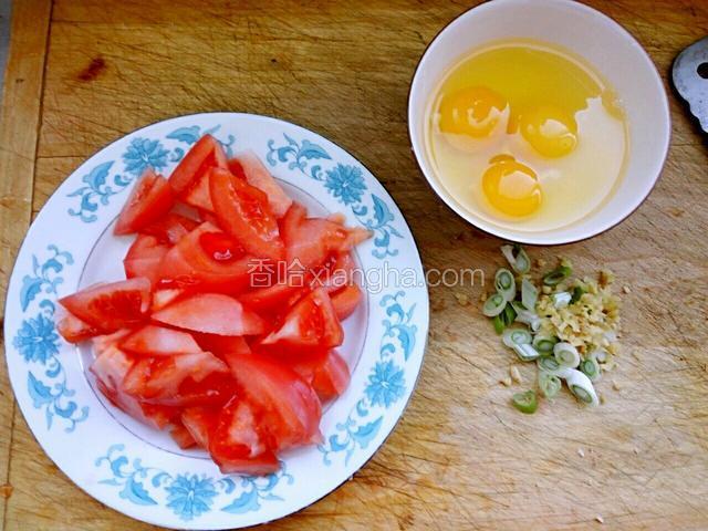 西红柿洗静切块，葱姜切末，鸡蛋磕入碗中