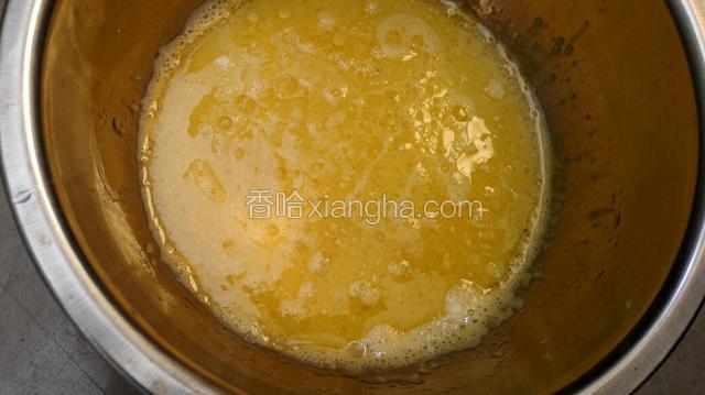 蛋黄加入玉米油，牛奶搅拌均匀！