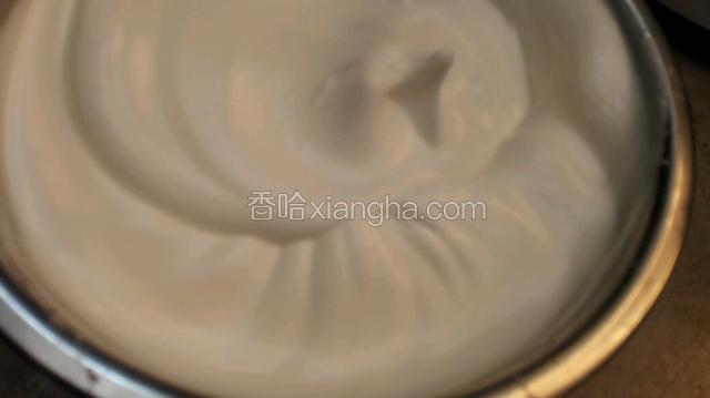 蛋白分三次加入白糖打至干性发泡，中途加入两滴白醋，提起打蛋器有尖尖角就是打发好了！