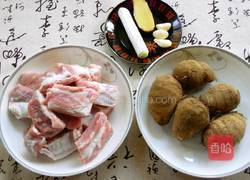 排骨炖芋头的做法图解1