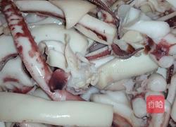 韭菜炒鱿鱼的做法图解2