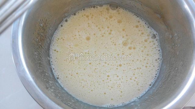 再加入玉米油和牛奶搅拌均匀。