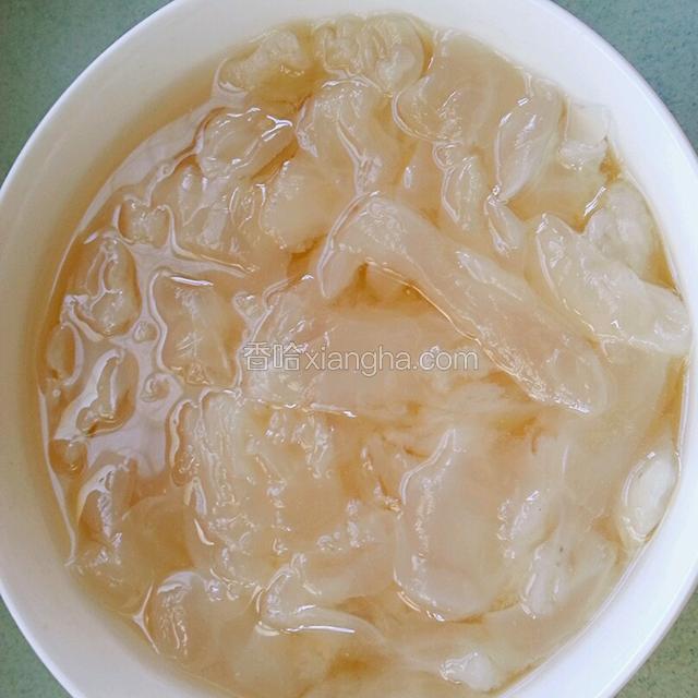 将海蜇头滤去水放大碗内，倒入80℃左右的沸水烫一下，立即将沸水倒干（嫌腥味重可以多烫两遍）。