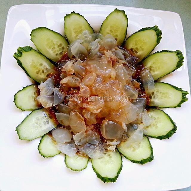 趁热将料汁浇到蜇头上拌匀。