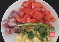 土豆番茄排骨汤的做法图解1