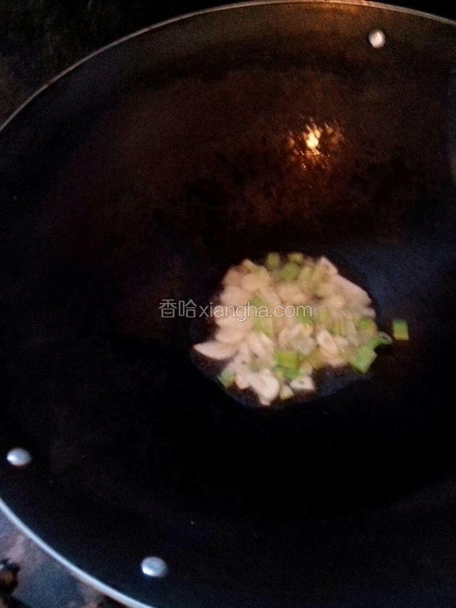 锅里放油下入葱花蒜片炝锅，