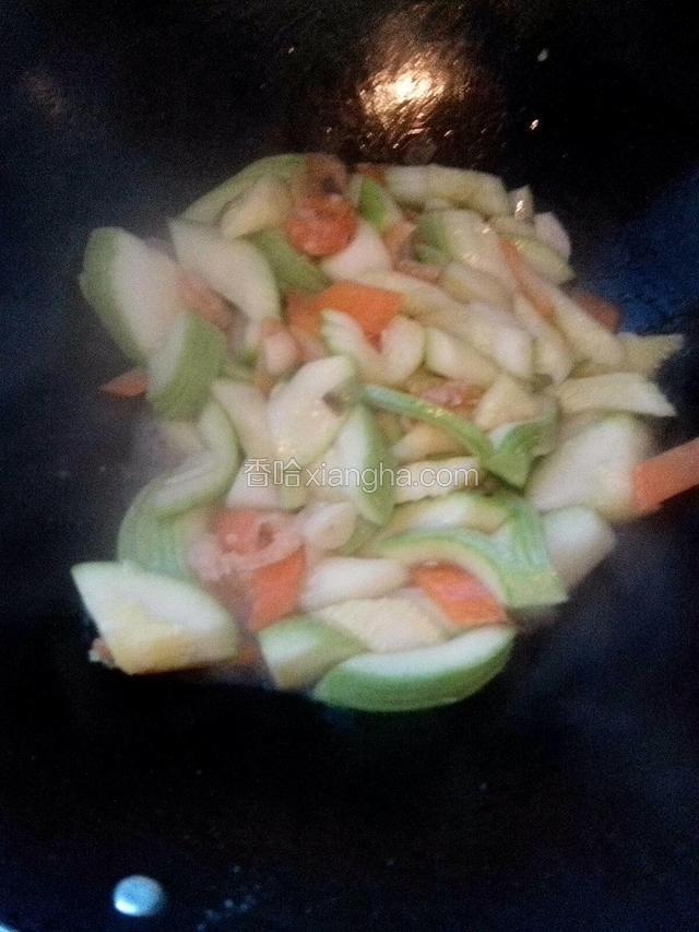 下入胡萝卜和汆好的西葫，盐，生抽翻炒两分钟即可