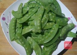 荷兰豆炒腊肠的做法图解2