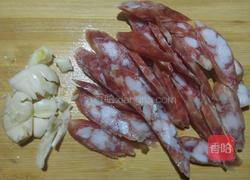 荷兰豆炒腊肠的做法图解3