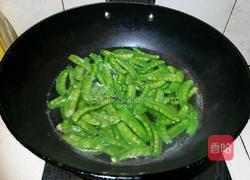 荷兰豆炒腊肠的做法图解4