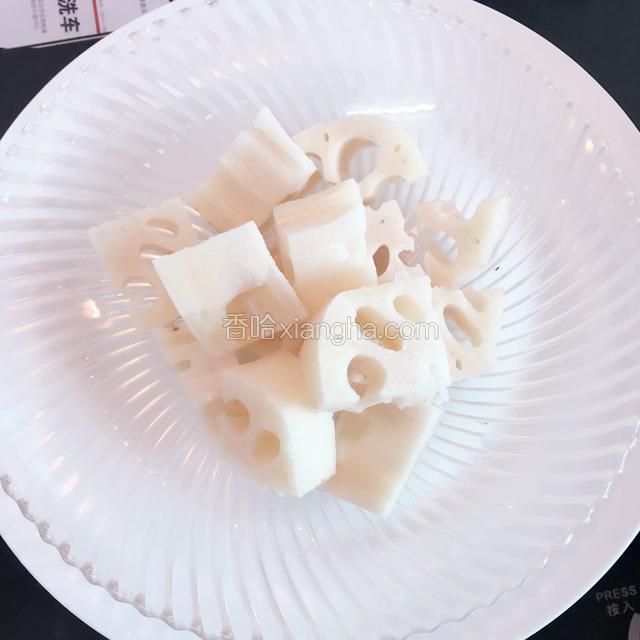 莲藕去节刮捞一层外皮，切小块