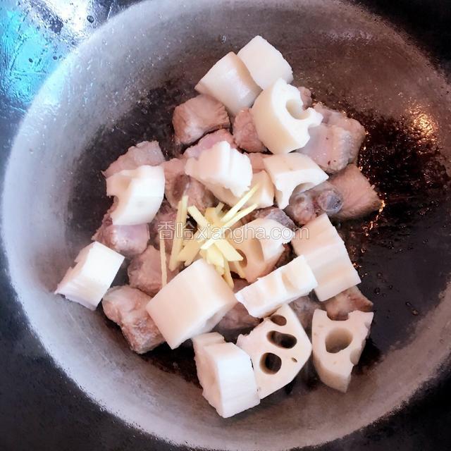 加入姜丝及莲藕翻炒