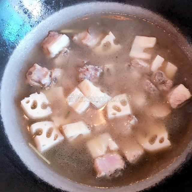 倒入没顶开水。盖上锅盖，继续大火焖煮。