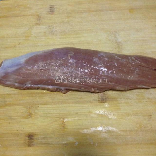 新鲜的里脊肉，清水洗净