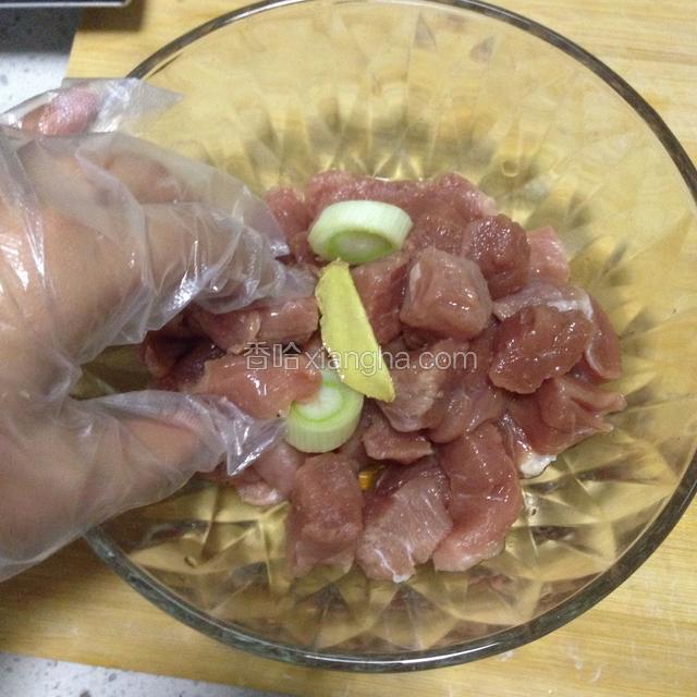 放葱姜，倒适量料酒，用手抓均匀去腥，至闻到葱姜味即可，然后将葱和姜剔掉