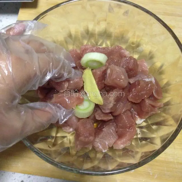 放葱姜，倒适量料酒，用手抓均匀去腥，至闻到葱姜味即可，然后将葱和姜剔掉
