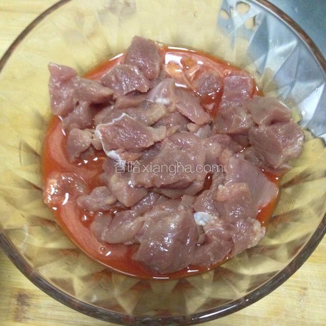 把里脊肉块倒入调料水