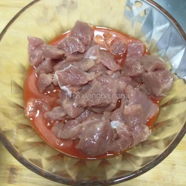 把里脊肉块倒入调料水