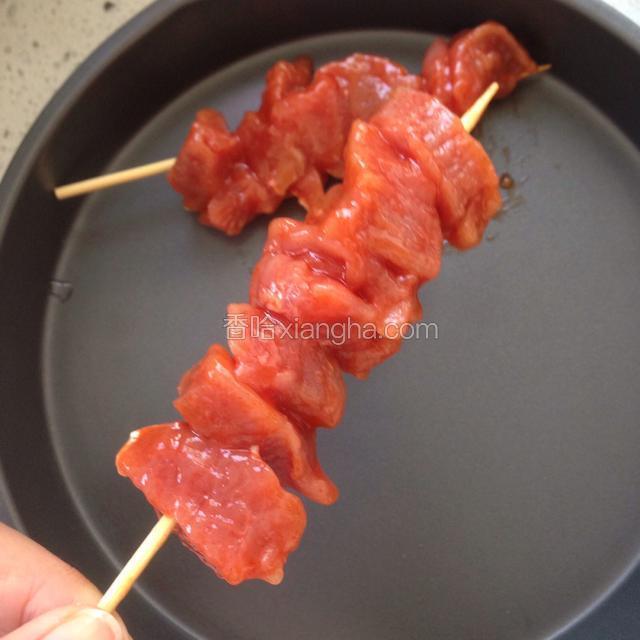 腌制好用竹签串好