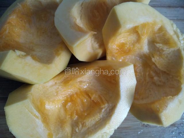 南瓜去皮切成四块，把籽也清了洗干净。