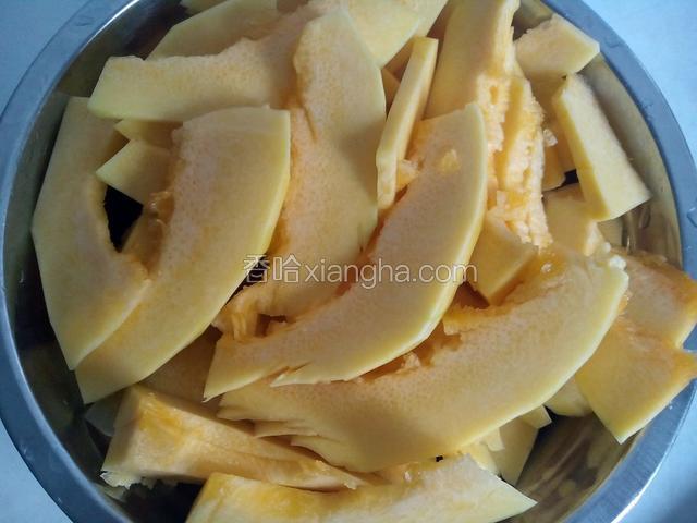 把南瓜切成薄片，用一盆盆装起。