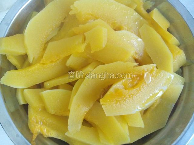 把电饭锅用蒸饺子功能20分钟把南瓜蒸熟，取出。