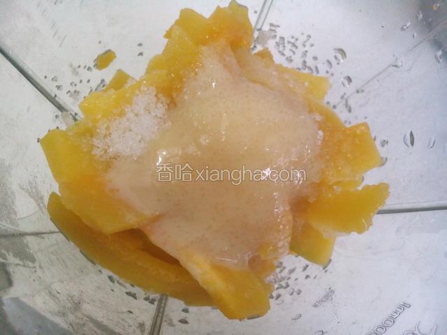 趁热时用勺子勺一半的南瓜放搅拌机里，倒入一半的糖和炼奶，打成浓浓南瓜糊。