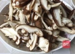 酸菜肉片炒香菇的做法图解3
