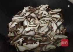 酸菜肉片炒香菇的做法图解5