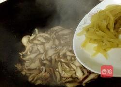 酸菜肉片炒香菇的做法图解6