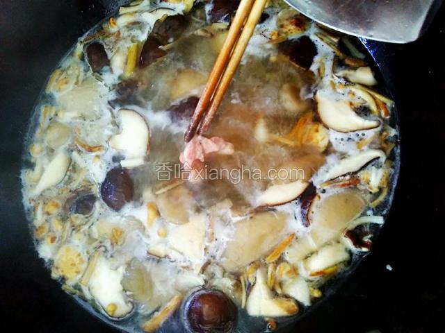 转中火，将肉片一片一片放入锅中。