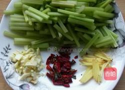 香辣芹菜炒虾仁的做法图解2