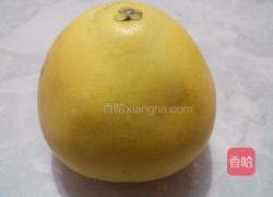 剥柚子的方法的做法图解1