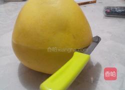 剥柚子的方法的做法图解3