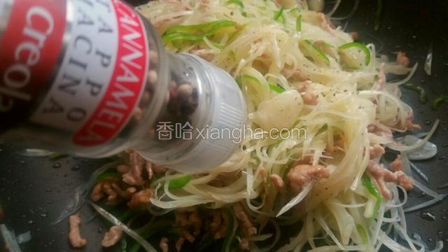 磨上少许彩色胡椒翻匀。