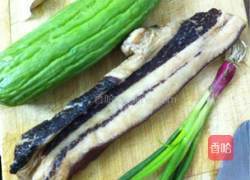 腊肠炒苦瓜的做法图解1