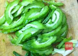 腊肠炒苦瓜的做法图解3