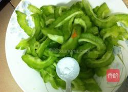 腊肠炒苦瓜的做法图解4
