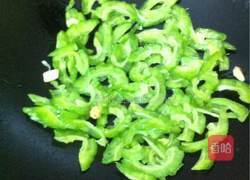 腊肠炒苦瓜的做法图解6