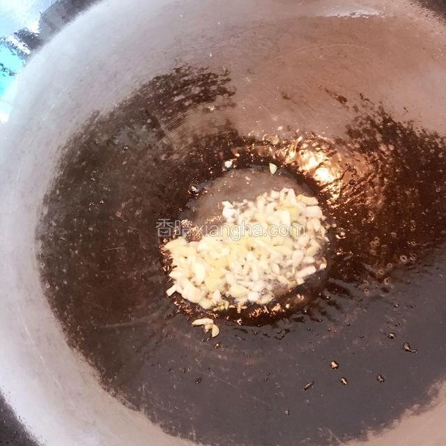接着香煎肉丸的油锅爆香蒜末。