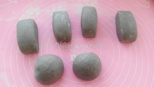 用刀切成馒头形状，两头做成圆形馒头。