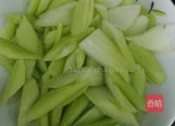 西芹炒牛肉的做法图解1