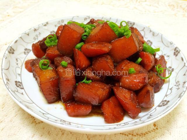 盛入盘中，葱花点缀即可上桌了。