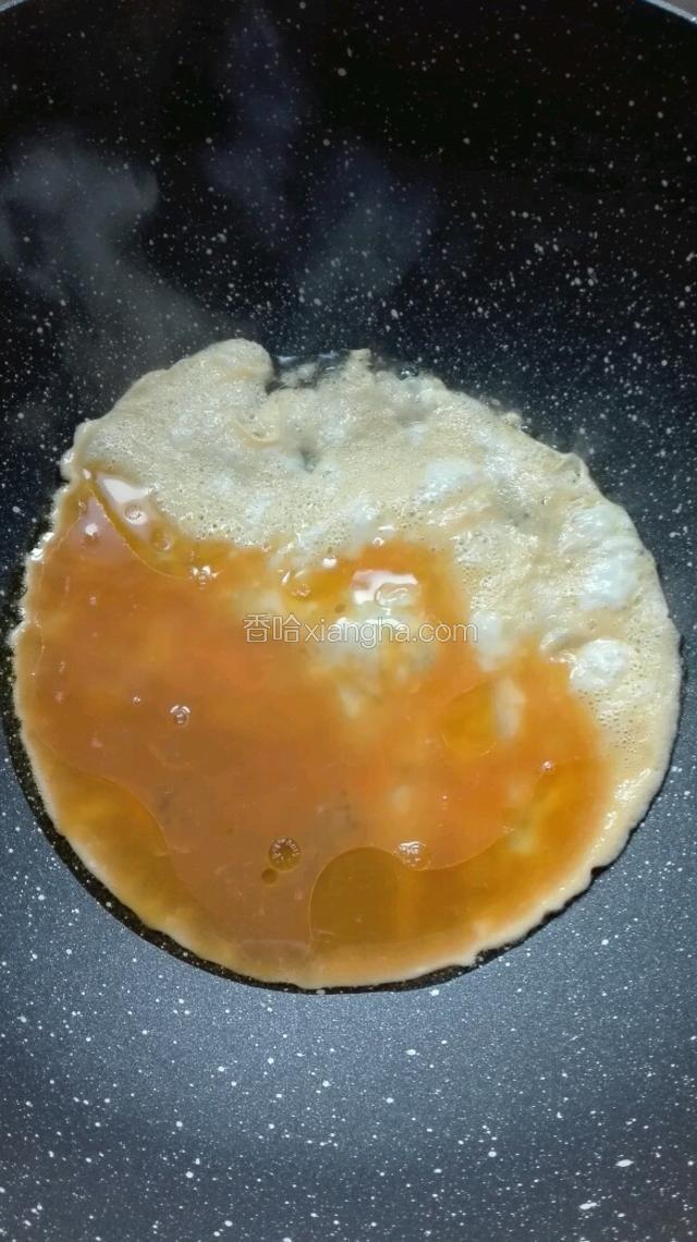 油烧热至八成时，倒入鸡蛋，使其均匀膨胀。