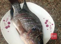 黄豆酱焖鱼的做法图解1