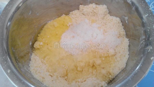 面粉里放入白糖和一个鸡蛋清，蛋黄留着备用